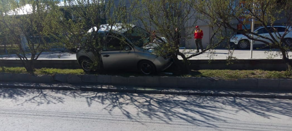 Фото Жительница Новосибирска за рулём Nissan сбила уличный фонарь во время парковки 2